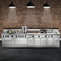 Elektro Bratplatte - 5,7 KW - Gerillt 16 Elektro Bratplatte - 5,7 KW - Gerillt -Ausgewählte Küchengeschäfte Lorrenzo 900 front 5680 5